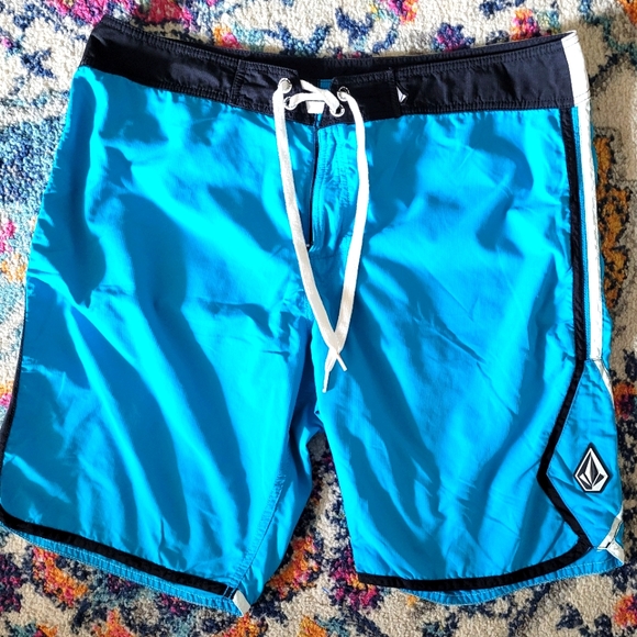 Size 36 Volcom Scallop MOD Tech Board Shorts Swim Trunks GENUINE EUC - Picture 1 of 9